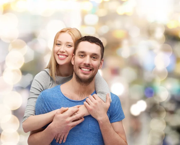 Couple souriant étreignant — Photo