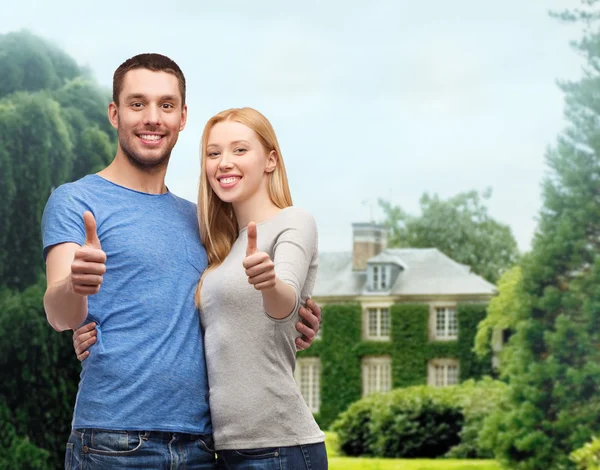 Sorrindo casal mostrando polegares para cima — Fotografia de Stock