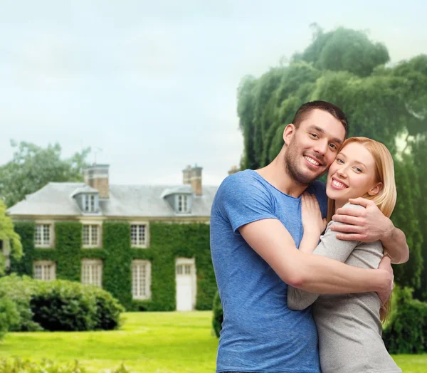 Sonriente pareja abrazándose — Foto de Stock