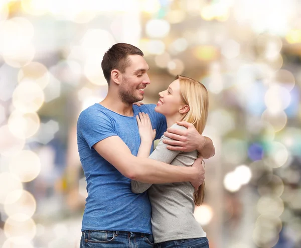 Casal sorridente abraçando e olhando um para o outro — Fotografia de Stock