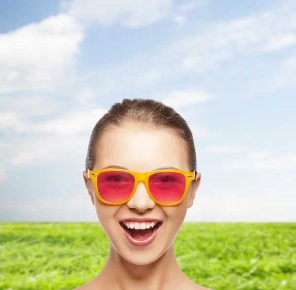 Adolescente feliz en gafas de sol de color rosa —  Fotos de Stock