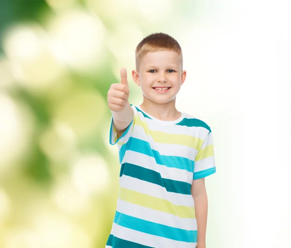 Niño pequeño en ropa casual con los brazos cruzados — Foto de Stock