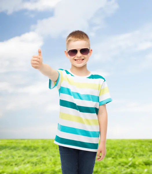 Χαμογελώντας χαριτωμένο μικρό αγόρι σε γυαλιά ηλίου — Φωτογραφία Αρχείου