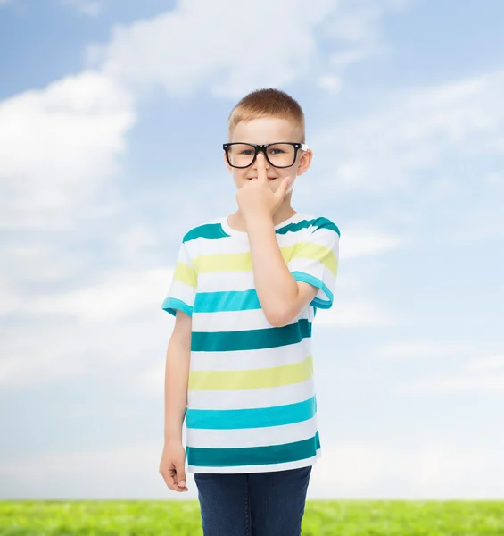 Leende liten pojke i glasögon — Stockfoto
