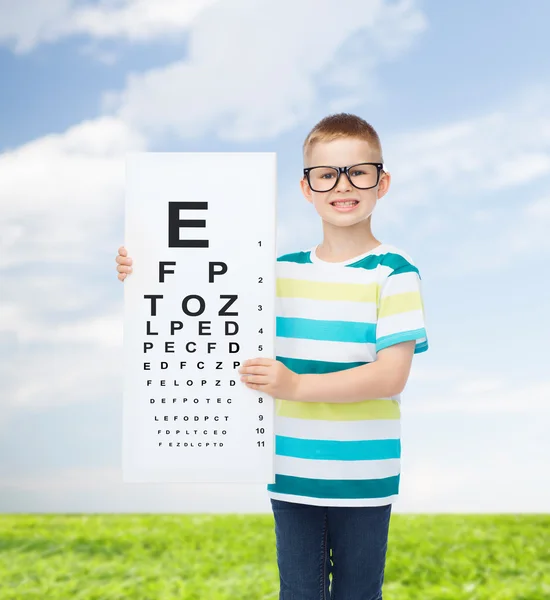 Niño sonriente en gafas con pizarra blanca en blanco —  Fotos de Stock