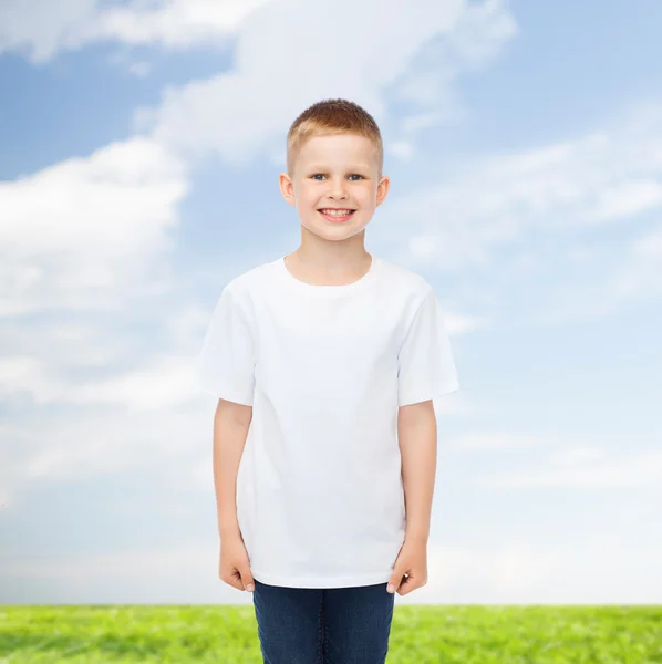 Leende liten pojke i vit blank t-shirt — Stockfoto