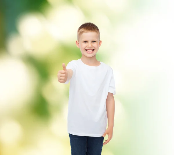 Mosolygó fiú remek fehér pólót mutatja fel — Stock Fotó