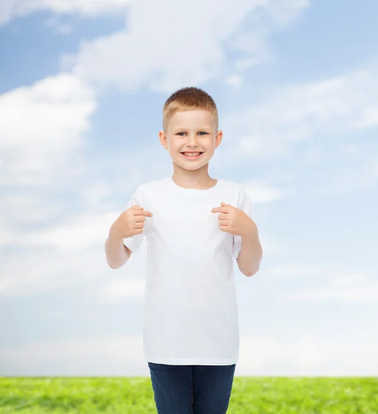 Leende liten pojke i vit blank t-shirt — Stockfoto