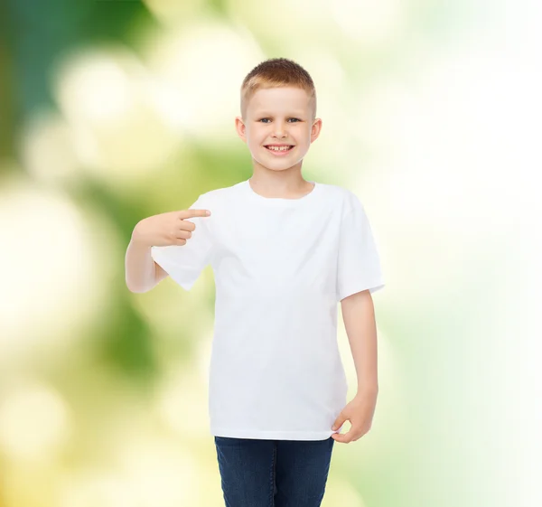 Lachende jongetje in witte lege t-shirt — Stockfoto