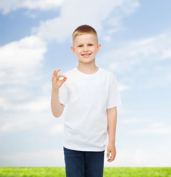 Lachende jongetje in witte lege t-shirt — Stockfoto