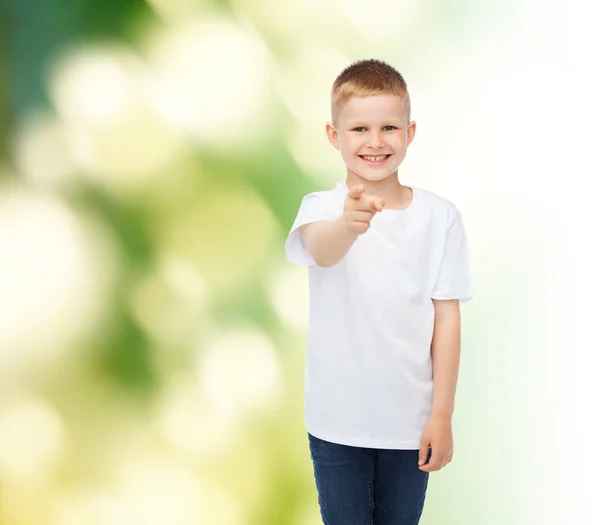 Kleiner Junge im weißen T-Shirt zeigt mit dem Finger — Stockfoto
