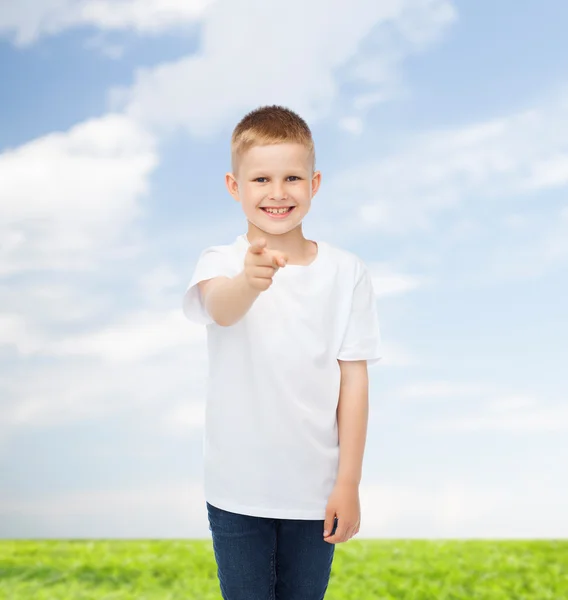 Niño sonriente en camiseta blanca en blanco — Foto de Stock