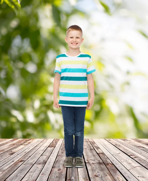 Lachende jongetje in casual kleding — Stockfoto