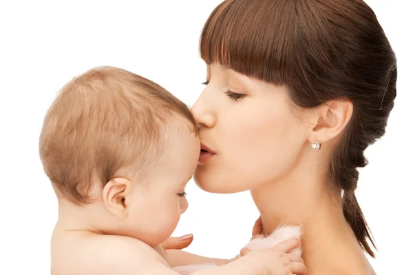 Mãe feliz beijando bebê — Fotografia de Stock