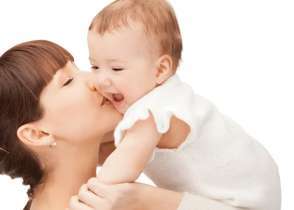 Mãe feliz beijando bebê — Fotografia de Stock