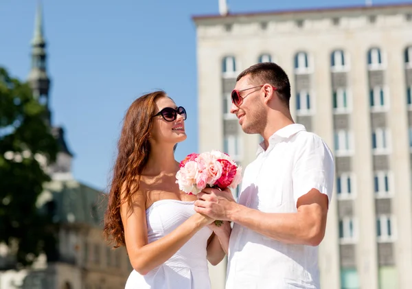 Casal sorridente na cidade — Fotografia de Stock