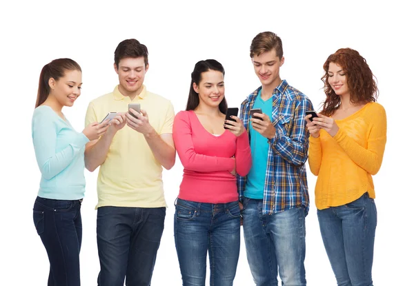Akıllı telefonlar ile gülümseyen genç grup — Stok fotoğraf