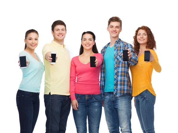 Grupp leende tonåringar med smartphones — Stockfoto