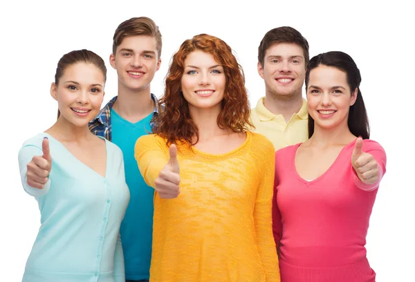 Grupo de adolescentes sonrientes mostrando pulgares hacia arriba — Foto de Stock