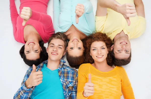 Grupo de adolescentes sonrientes mostrando pulgares hacia arriba — Foto de Stock