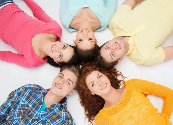 Группа улыбающихся подростков — стоковое фото