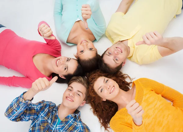 Grupo de adolescentes sonrientes — Foto de Stock