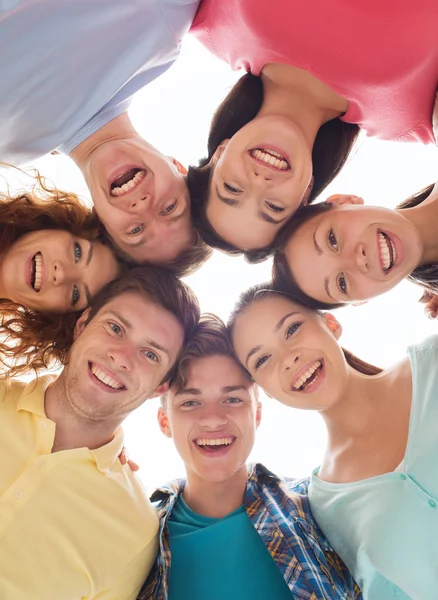 Groep van lachende tieners — Stockfoto