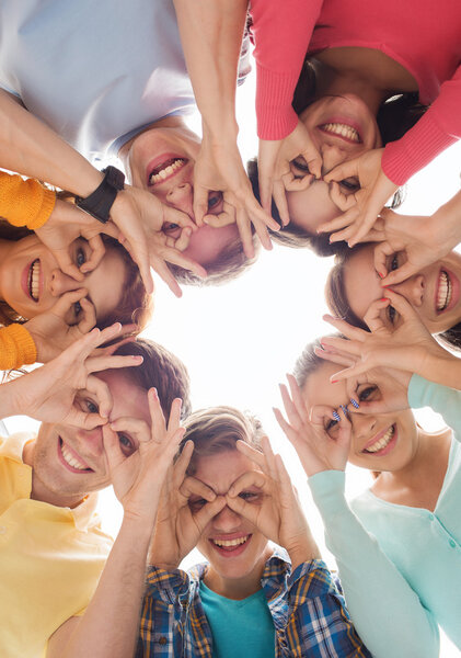 Gruppe lächelnder Teenager — Stockfoto
