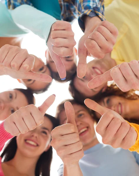 Gruppe lächelnder Teenager — Stockfoto