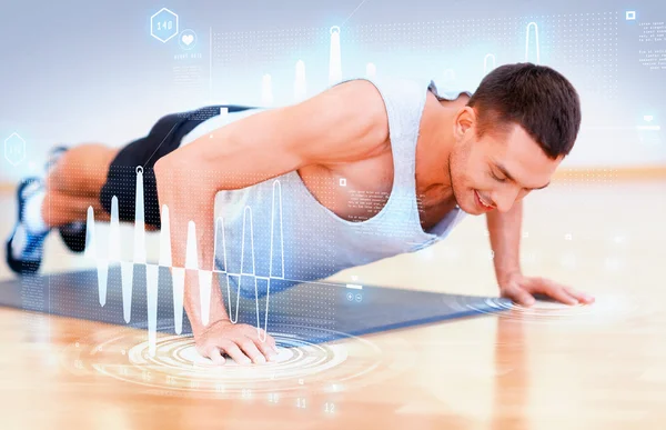 Hombre sonriente haciendo flexiones en el gimnasio — Foto de Stock