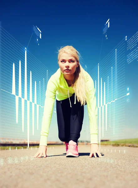 Mulher concentrada fazendo correr ao ar livre — Fotografia de Stock