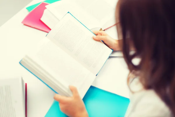 Estudiante chica estudiando en la escuela — Foto de Stock