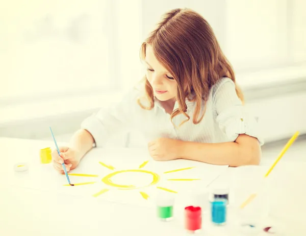 Κοριτσάκι ζωγραφική εικόνα — Φωτογραφία Αρχείου