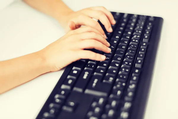 Student girls hands typing on keyboard — Stock Photo, Image