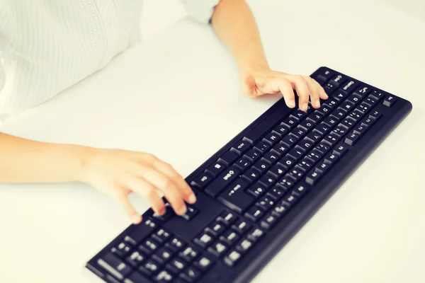 Student girls hands typing on keyboard — Stock Photo, Image