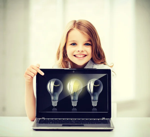 Meisje met laptop pc op school — Stockfoto