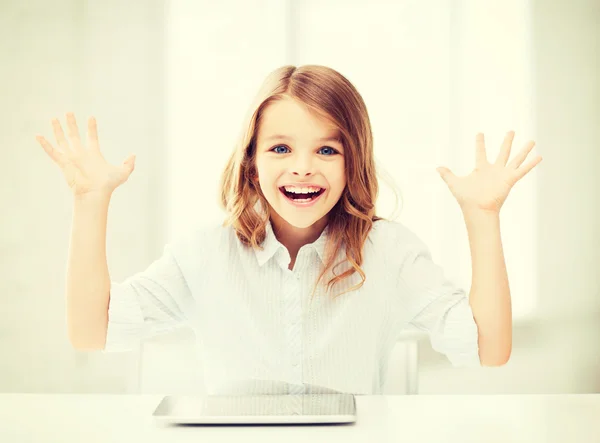 Smějící se dívka s počítačem tablet pc a ruce vzhůru — Stock fotografie