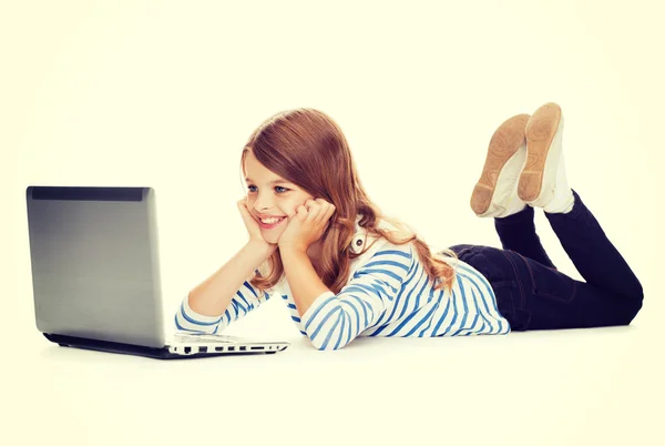 Lächelndes Studentenmädchen mit liegendem Laptop — Stockfoto