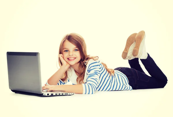 Chica estudiante sonriente con computadora portátil mintiendo — Foto de Stock