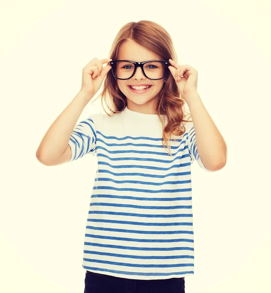 Lachende schattig klein meisje met zwarte bril — Stockfoto