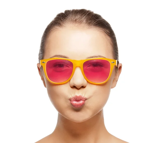 Dziewczyna w różowe okulary dmuchanie pocałunek — Zdjęcie stockowe
