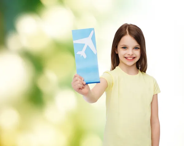 Uçak bileti ile küçük kız gülümseyerek — Stok fotoğraf