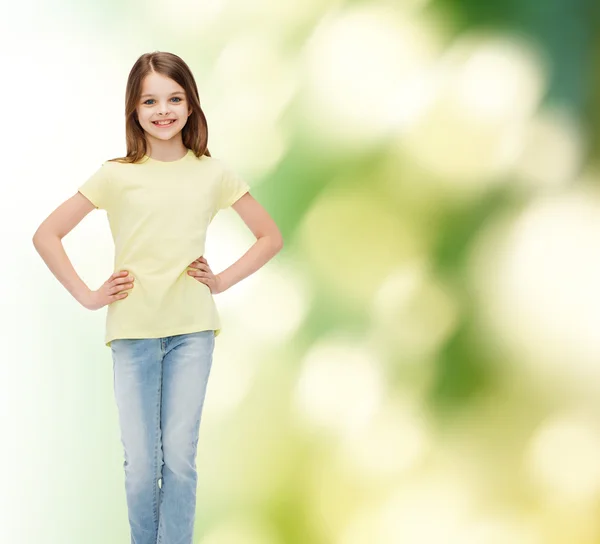 Sorridente bambina in abiti casual — Foto Stock