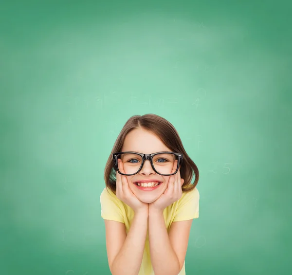 Ler söt liten flicka i svart glasögon — Stockfoto