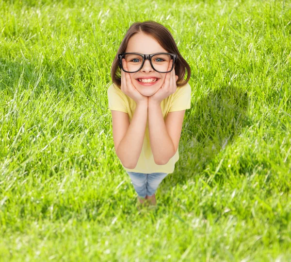 Χαμογελώντας χαριτωμένο κοριτσάκι σε μαύρα γυαλιά — Φωτογραφία Αρχείου
