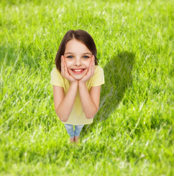 Улыбающаяся маленькая девочка на белом фоне — стоковое фото