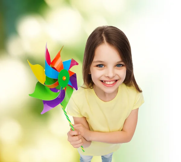 Sonriente niño con colorido molino de viento juguete —  Fotos de Stock