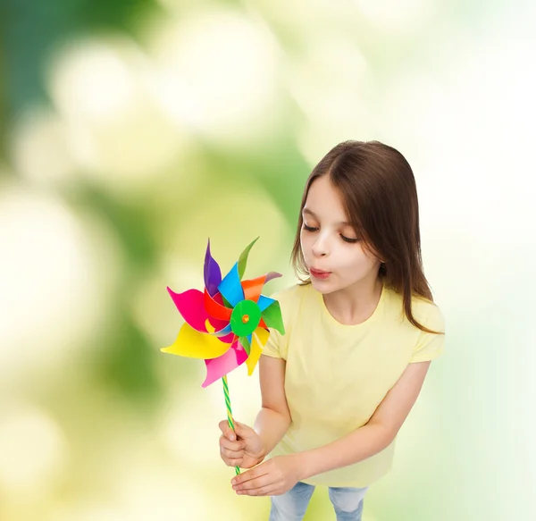 Sonriente niño con colorido molino de viento juguete —  Fotos de Stock