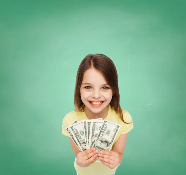 Dolar nakit para ile küçük kız gülümseyerek — Stok fotoğraf