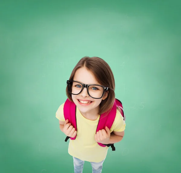 Felice ragazza adolescente sorridente in occhiali con borsa — Foto Stock